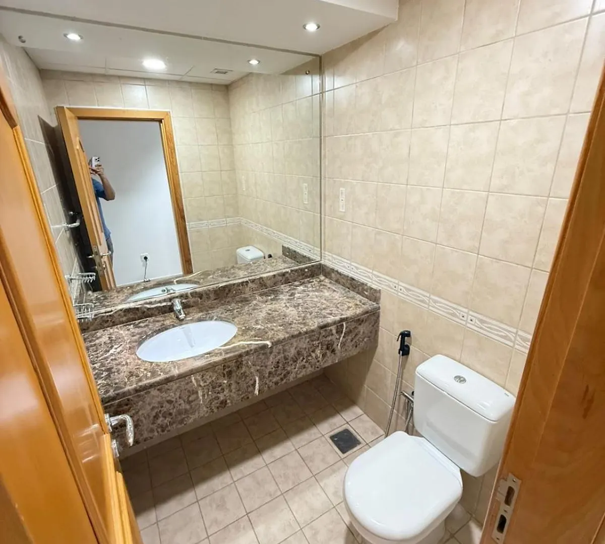 Backpackers Heaven ! 18 Beds In A 2 Bedroom Apartment In Front Of Union Metro Station Diera Dubái Hostal